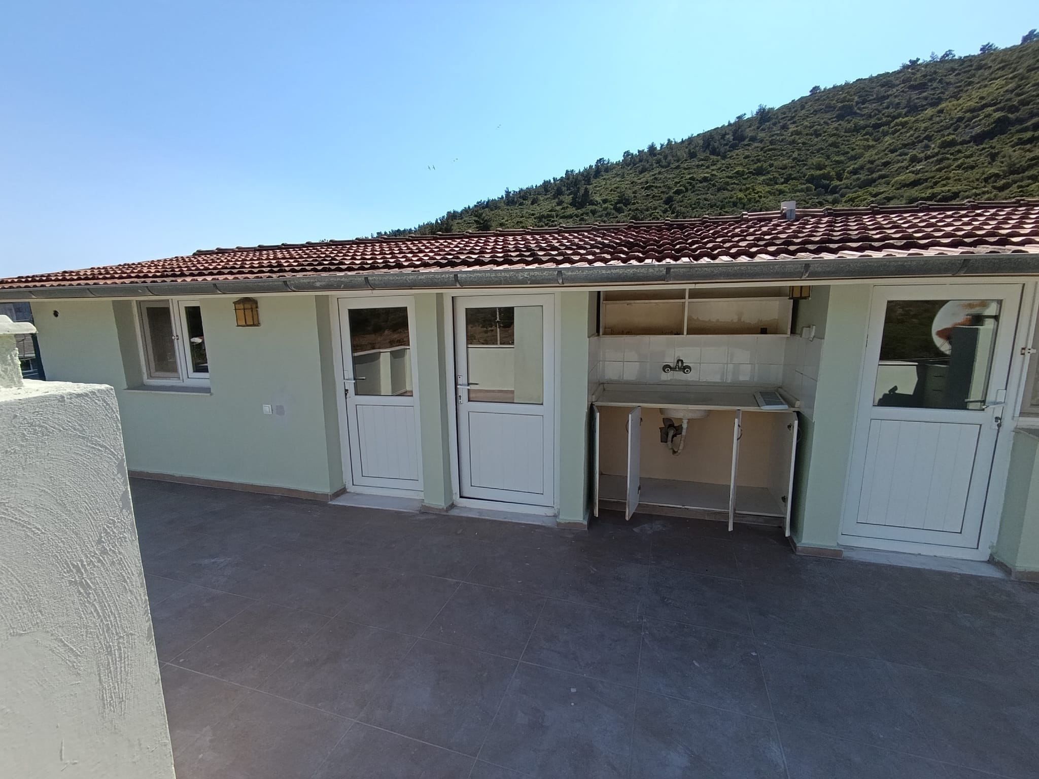 AHMETBEYLİ'DE 5+1 TRİPLEX YAZLIK 317 M2 PARSELDE 270 M2 BAHÇELİDİR GÖZLEM SİTESİNDEDİR küçük görsel 4